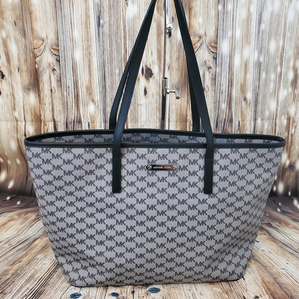 Michael Kors Emry Logo Signature
